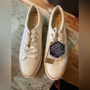 Toms Size 10 White loafers